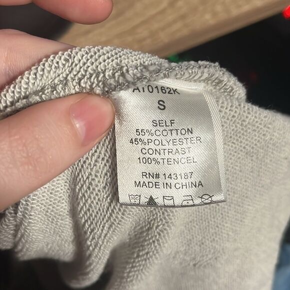 Kittenish Women's Cropped Hoodie Sweatshirt Distressed Sleeve size small - Picture 4 of 4